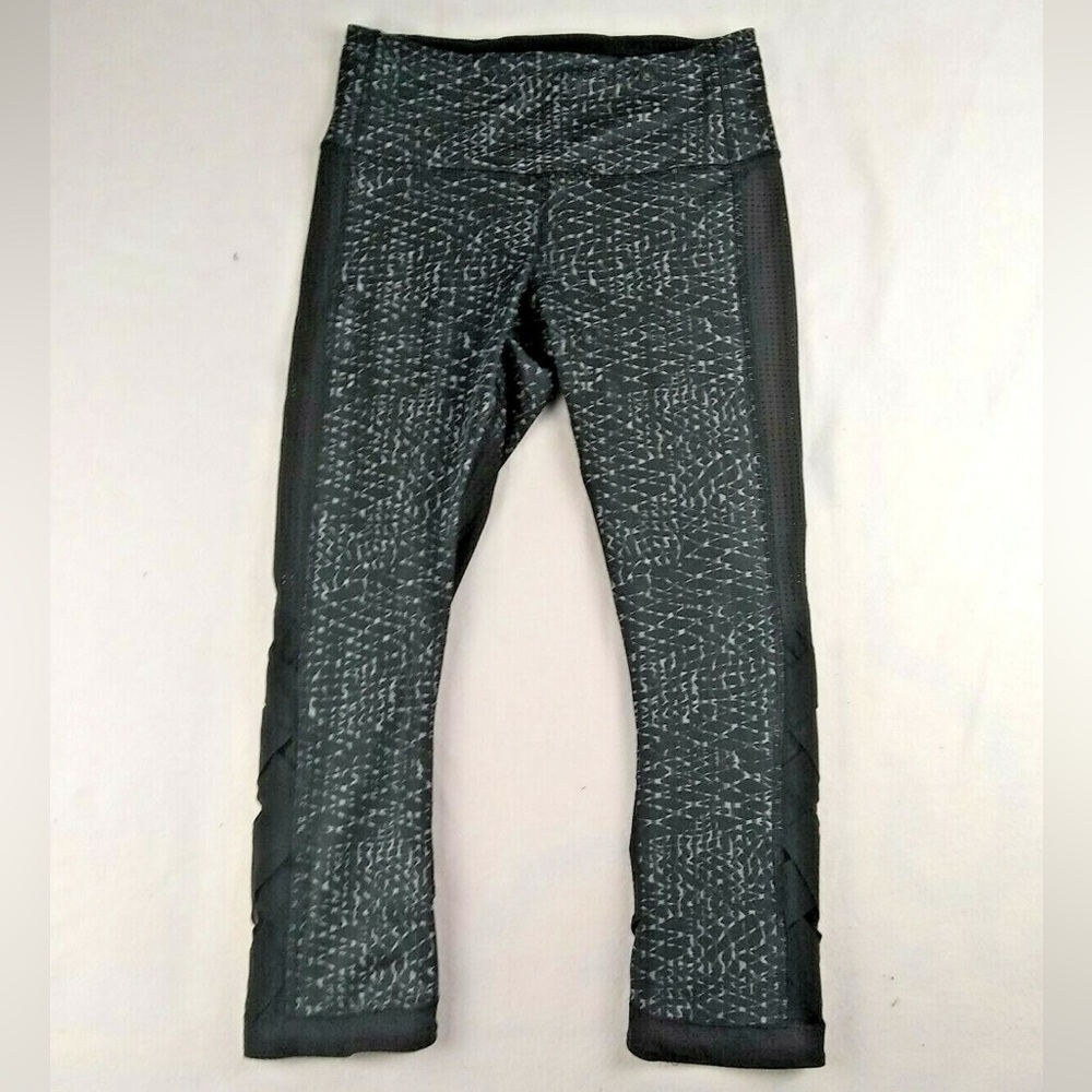 Lululemon Women’s Wunder Under 23” Crop Black Mesh Legging. Size 6. Like New!